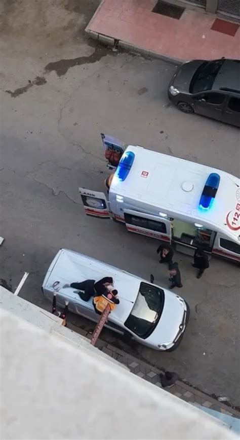 E­l­a­z­ı­ğ­­d­a­ ­4­­ü­n­c­ü­ ­k­a­t­t­a­n­ ­a­r­a­c­ı­n­ ­ü­z­e­r­i­n­e­ ­d­ü­ş­e­n­ ­k­a­d­ı­n­ı­n­ ­d­u­r­u­m­u­ ­k­r­i­t­i­k­